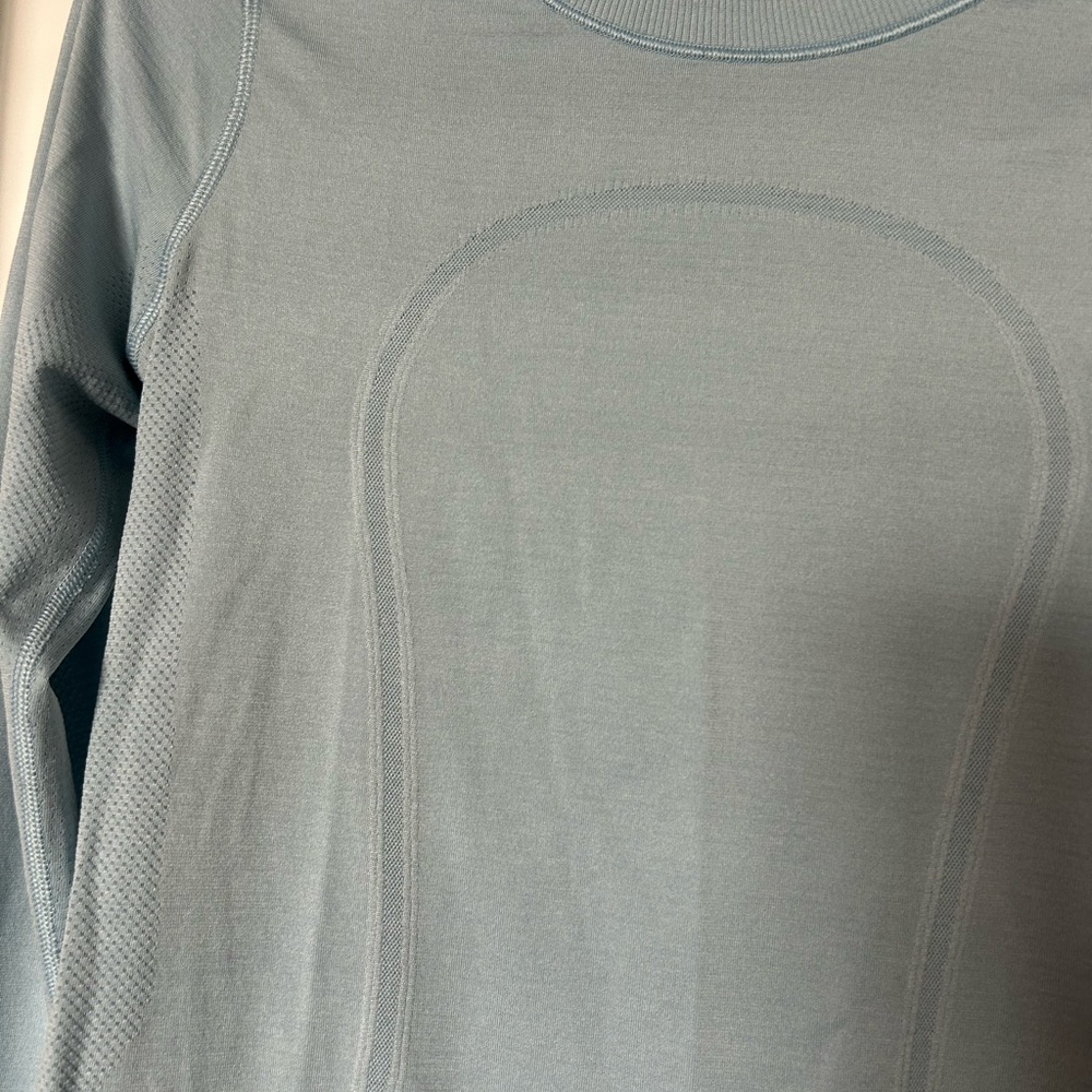 LULULEMON ATHLETICA • Long Sleeve Breathable Top • S/M - Picture 5 of 6